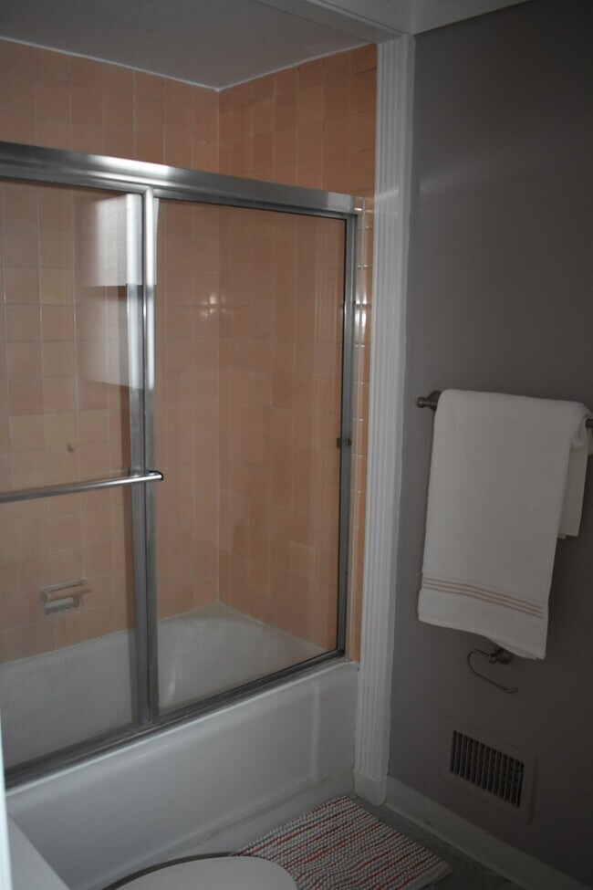 Bathroom-Tub/Shower - 1444 S Beverly Dr