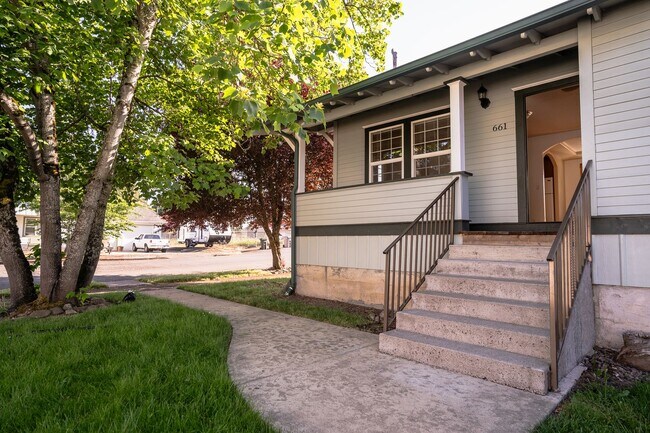 Building Photo - 3-bedroom 2-bath House SW Albany $2,395