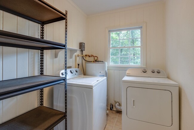Building Photo - 3 Bedroom, 2 Bath Home Available 10/1/2025...