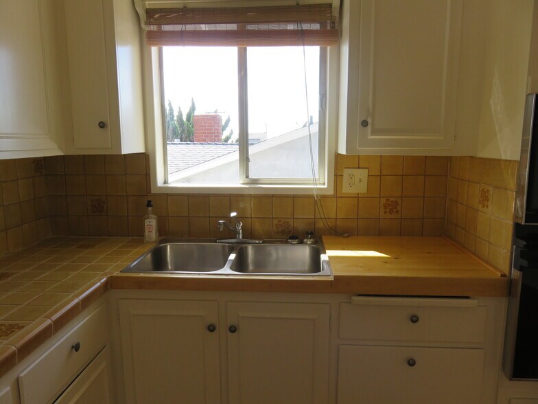 Building Photo - 1136 Larkspur Ln