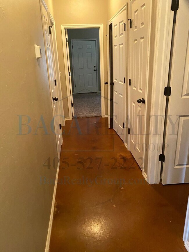 Building Photo - 3br 2ba duplex with 2 car garage!