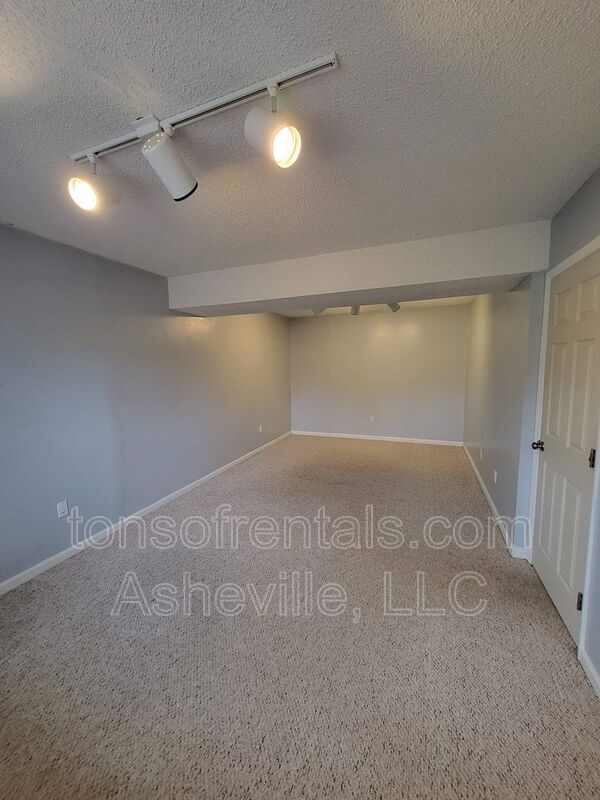 Building Photo - 128 White Oak Rd Ext