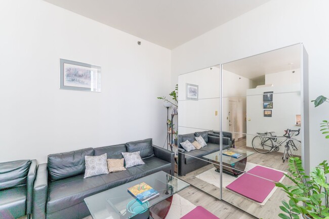 Building Photo - 2 Bed 1 Bath Condo available in Downtown N...