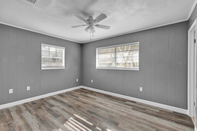 Building Photo - 815 Sherwood Dr