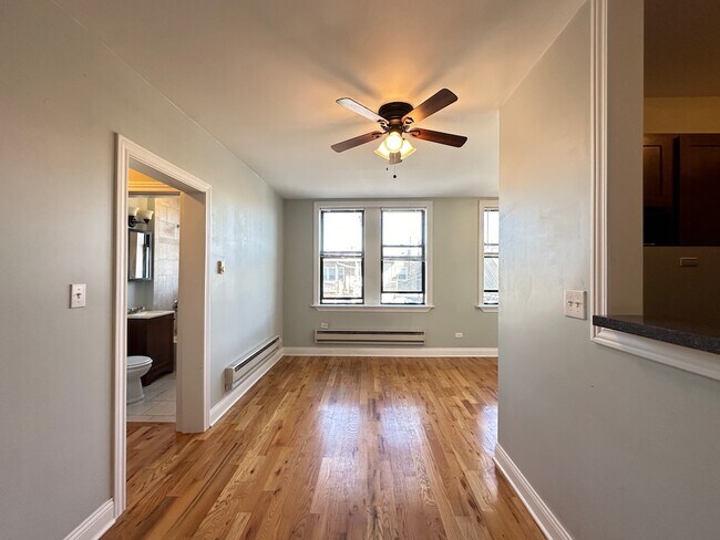 Building Photo - 823 W Diversey Pkwy