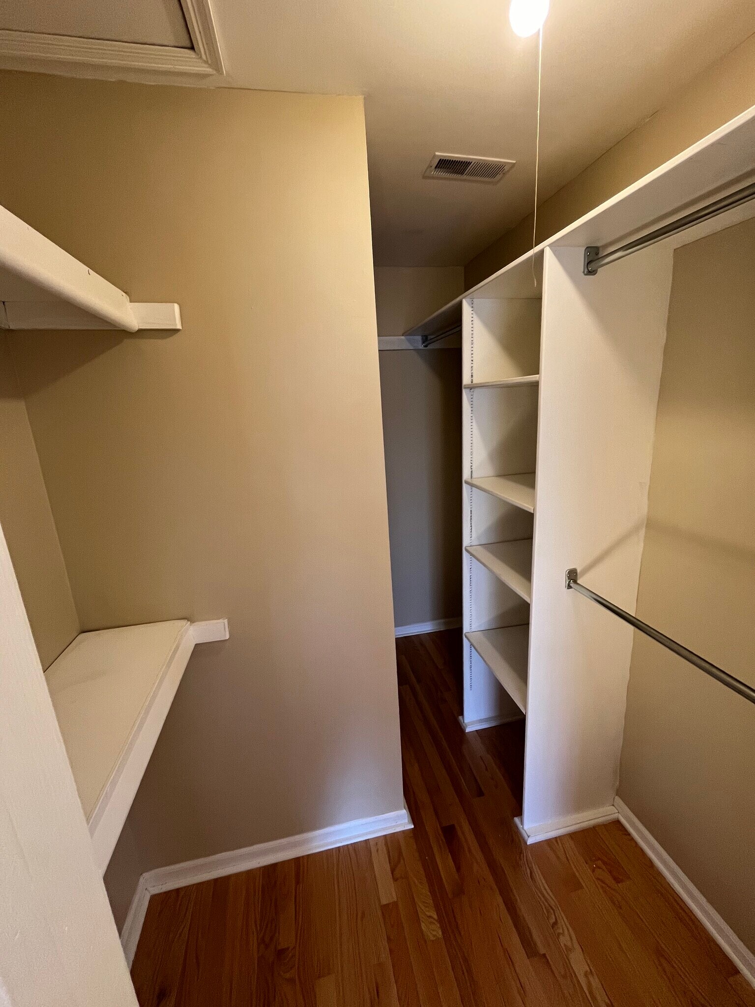 Building Photo - 216 Hickory Ct