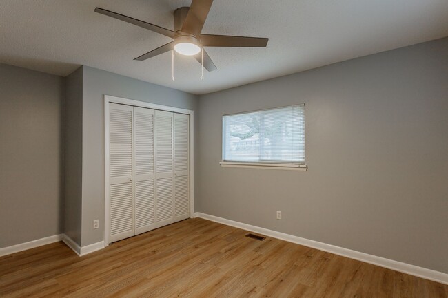 Building Photo - Updated 2 Bed 1 Bath with carport in East ...