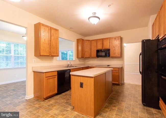 Building Photo - 8401 Hollow Tree Ln