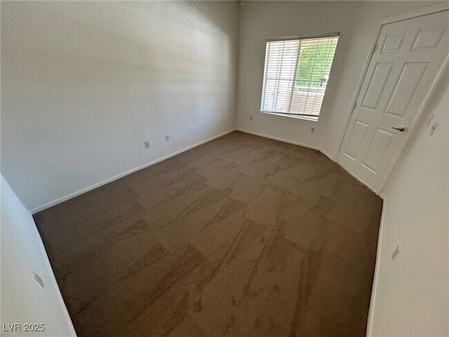 Building Photo - 3400 Cabana Dr