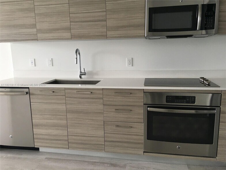 Building Photo - 121 NE 34th St