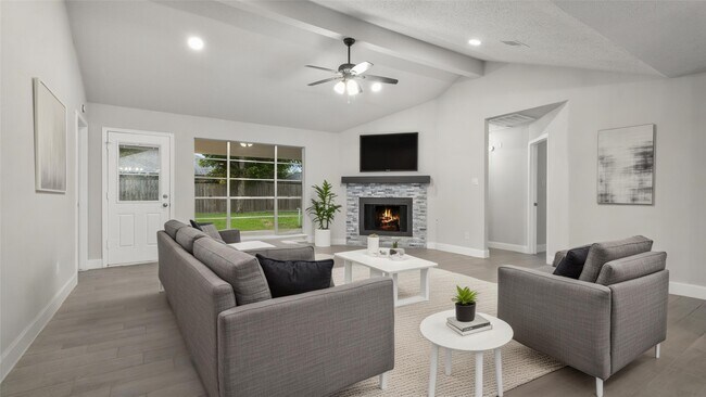 Building Photo - 10622 Highland Woods Dr
