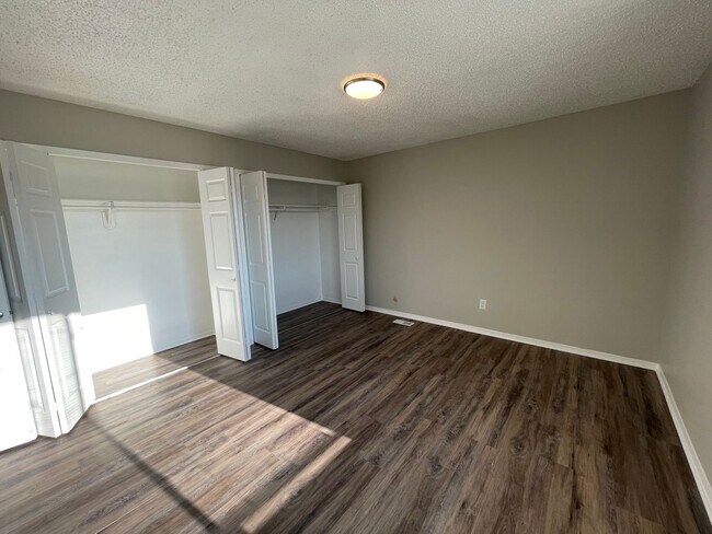 Building Photo - 1326 Holland Park Blvd