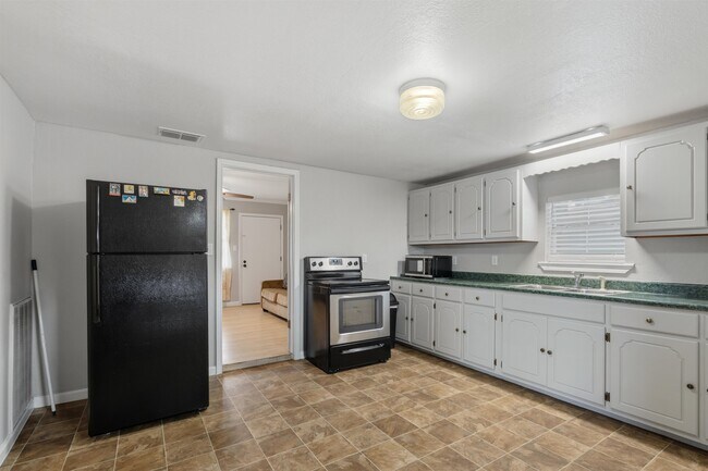 Building Photo - 1202 Gillis Ave