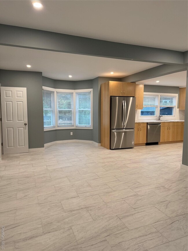 Building Photo - 253 Woodbury Rd