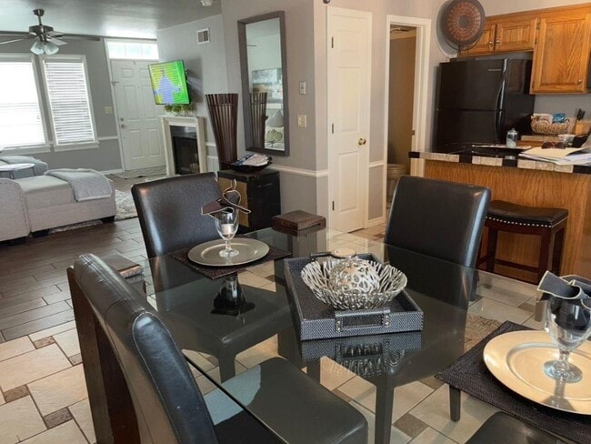 Building Photo - 1364 E Masonic Dr