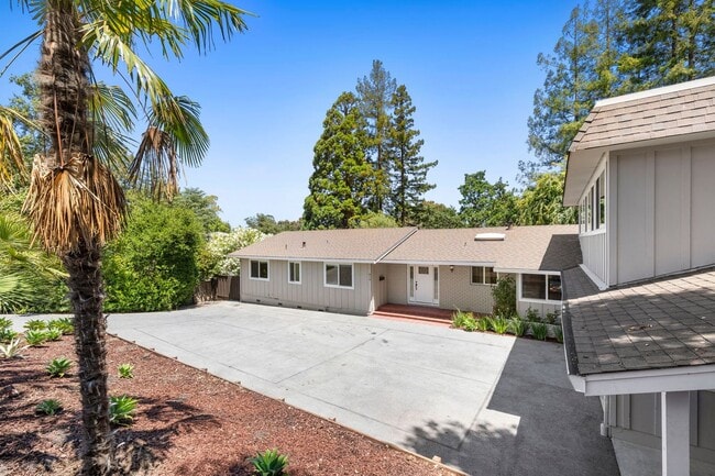 Building Photo - Spacious Menlo Park Retreat with 6 Bedroom...