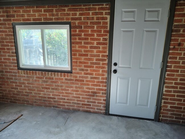 Building Photo - 3 Bed, 1.5 Bath home– Move-In Ready!