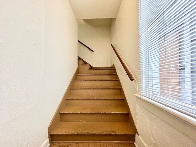 Building Photo - 644 W 4th St