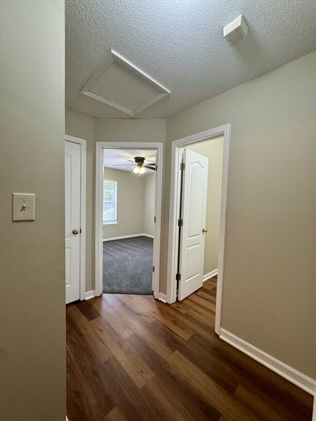 Building Photo - Your Private Retreat 3 Bedroom 2 Bath RentalAwaits!