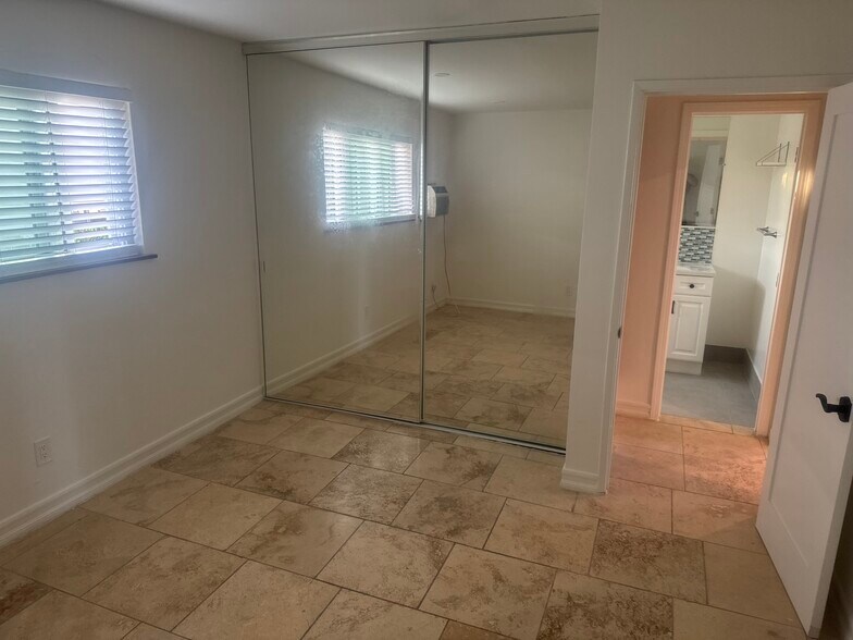 Building Photo - 729 E Elder St