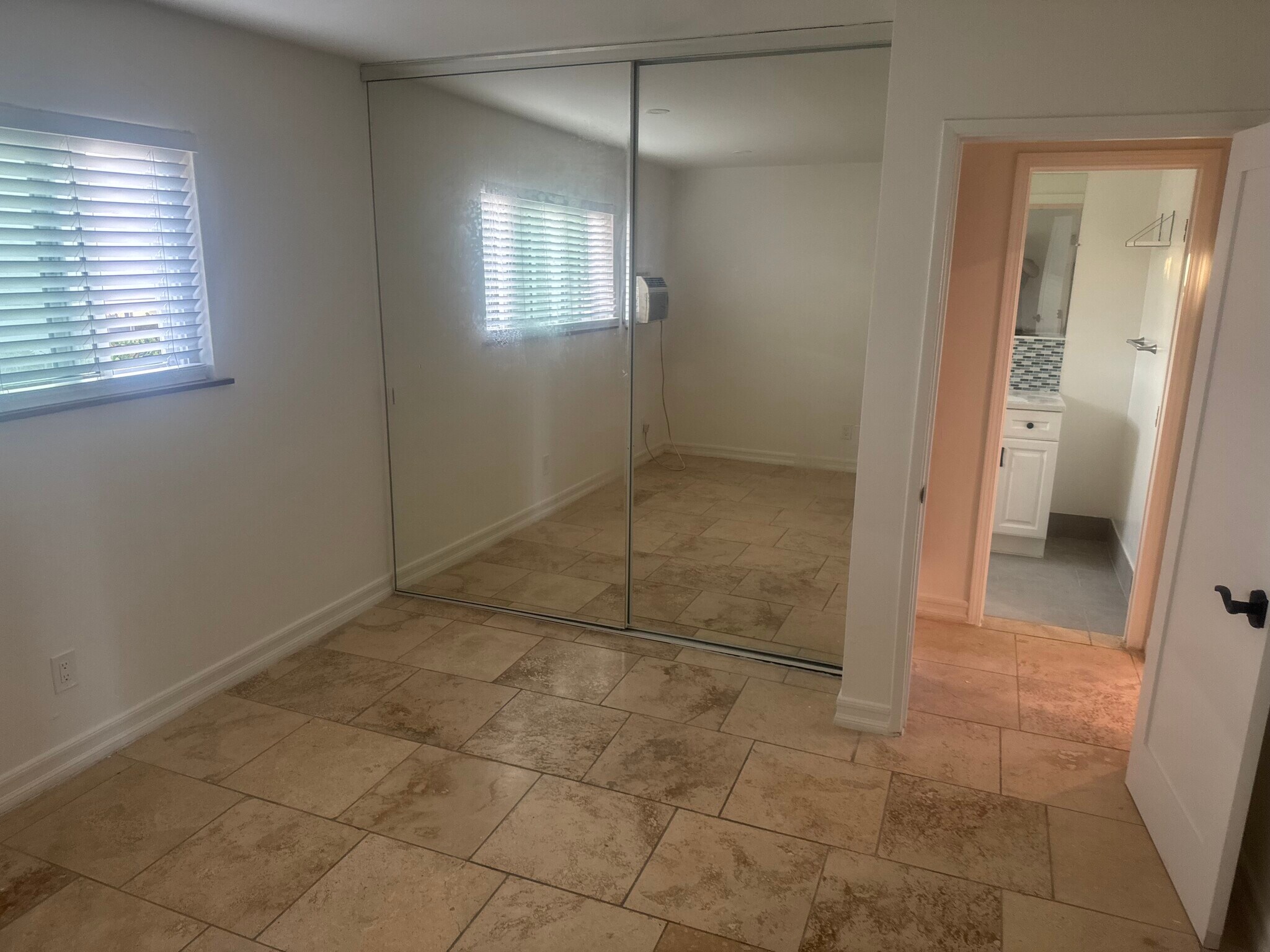 Building Photo - 729 E Elder St