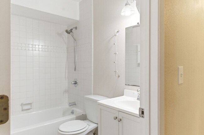 Building Photo - Spacious and versatile 6-bedroom, 2-bath split-level home