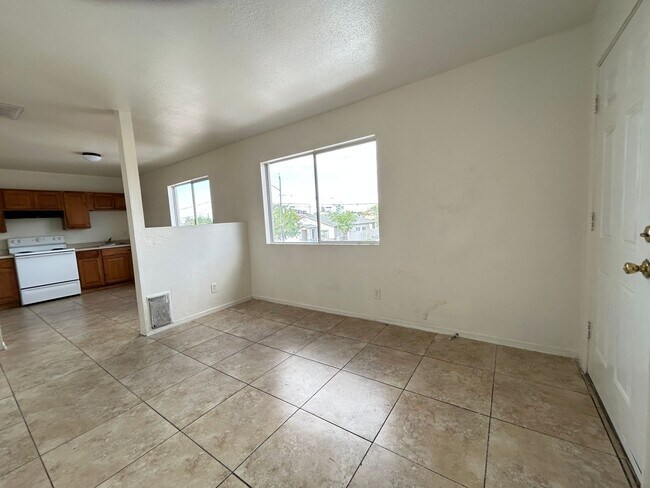 Building Photo - 1321 W Vogel Ave