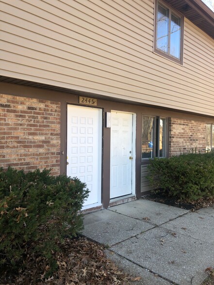 Building Photo - 2440 Echo Valley Dr