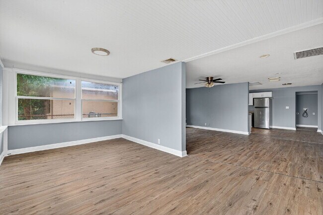 Building Photo - Location, Location, location! Large 3 Bedroom, 2 Bathroom Home for rent. This home has recently b...