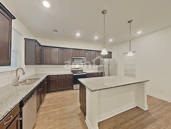 Building Photo - 331 Elmhurst Drive