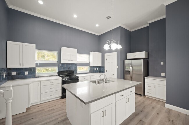 Building Photo - 2110 Oatfield Dr