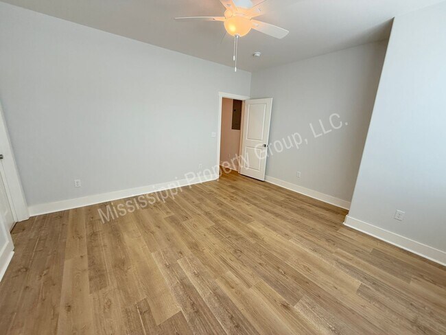 Building Photo - 703 Miramar Ln