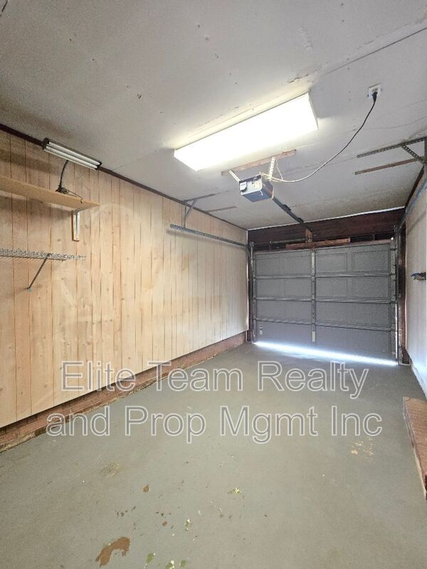 Building Photo - 910 Holly Dr