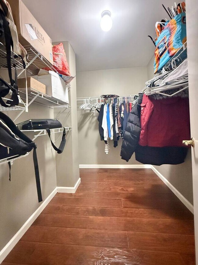 Building Photo - 433 Gloria Ln