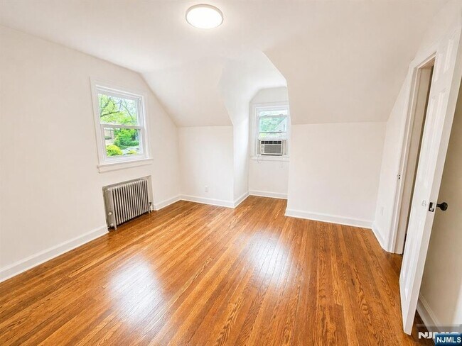 Building Photo - 1106 Bromley Ave