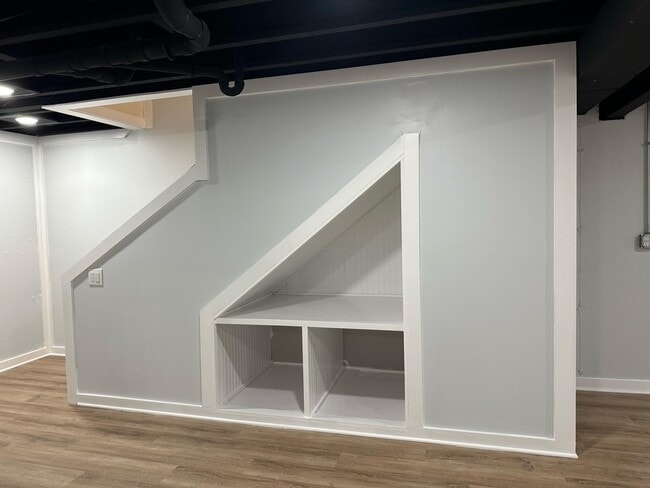 Building Photo - 460 Fox Ln