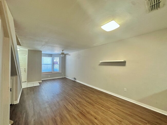 Building Photo - Spacious 2BR/2.5BA Townhome in Mill Run