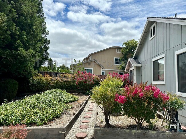 Building Photo - Spacious 4 Bed/2 Bath /1,970 square foot h...