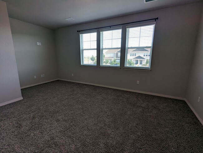 Building Photo - Beautiful Newer Townhome