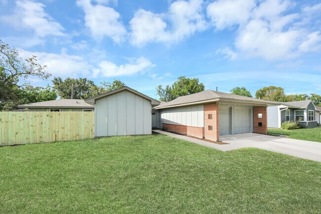 Building Photo - 5803 Darnell St