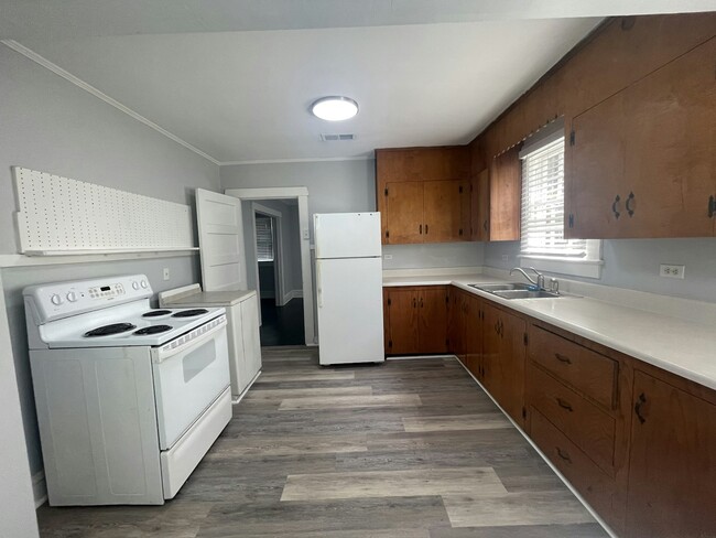 Building Photo - 2056 Emogene St