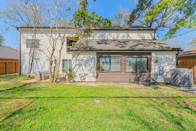 Building Photo - 5021 Libbey Dr