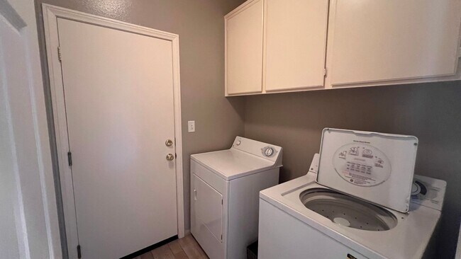 Building Photo - Beautiful home in gated community! Spaciou...