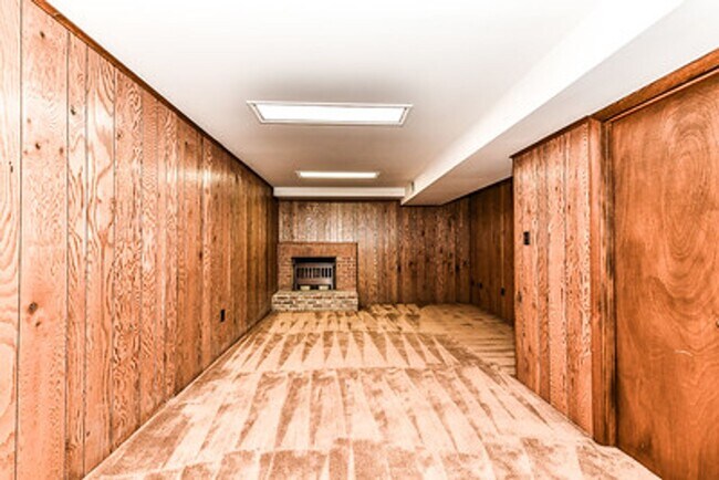 Building Photo - Spacious 4 Bed 2/2 Bath Home with Park-Lik...