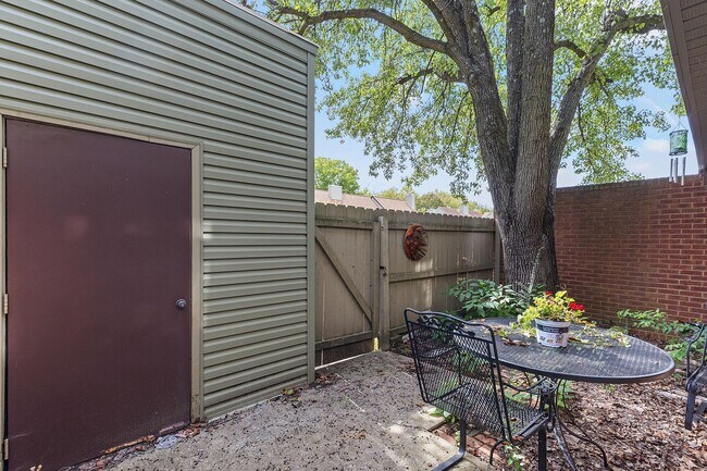 Building Photo - 3441 Laredo Dr