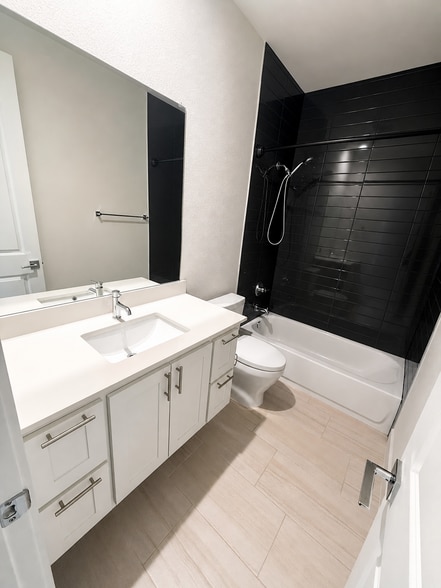 2nd bedroom full bathroom with tub - 5605 Bryan Pky