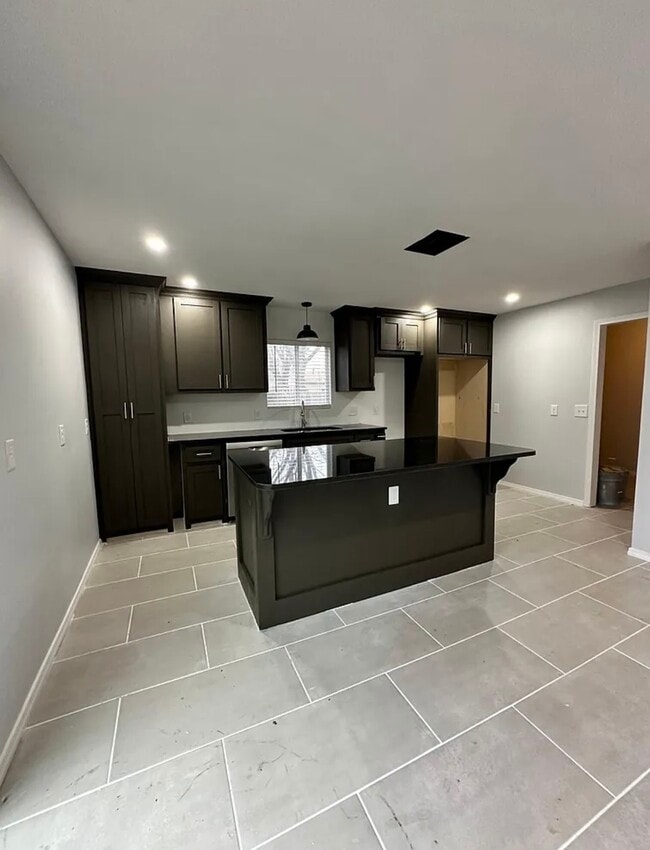 Building Photo - 116 E Pk Ln St