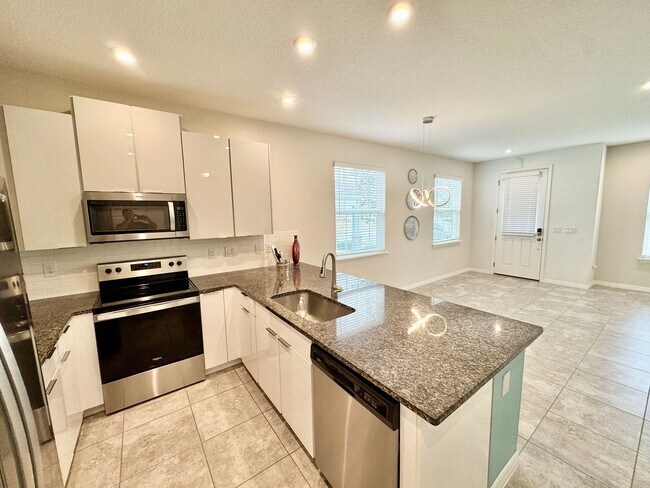 Building Photo - FOR RENT - Beautiful end unit townhouse in Clermont - Waterbrooke