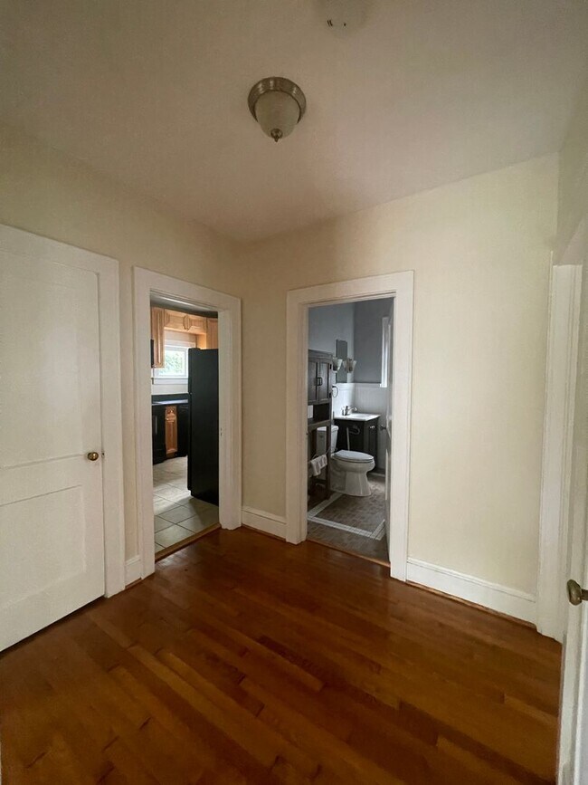 Building Photo - DOWNSTAIRS DUPLEX--2 BED/ 1 BATH IN THE HE...