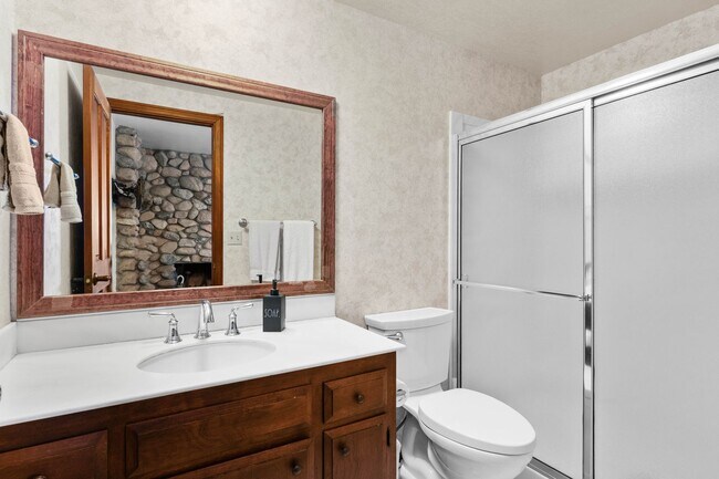 Building Photo - Brilliant Tavern Bay Home